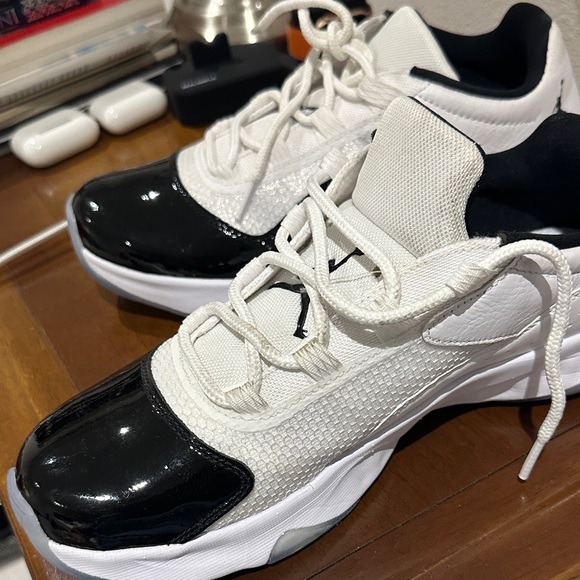 Jordan - White and Black Athletic Sneakers CMFT - Picture 6 of 6